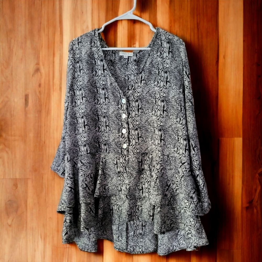 Woman's plus size black and white snake skin print? Size 2x